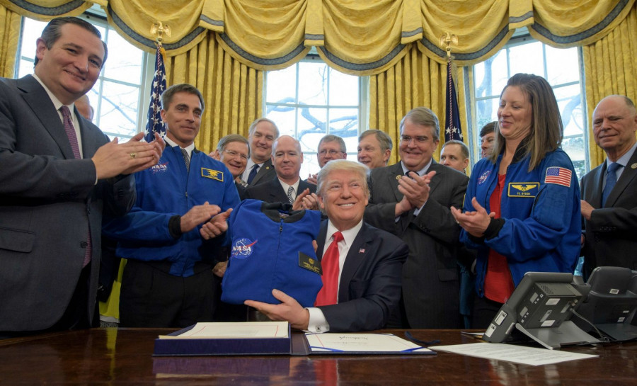 Trump firmando acuerdos con la NASA. Foto NASA.