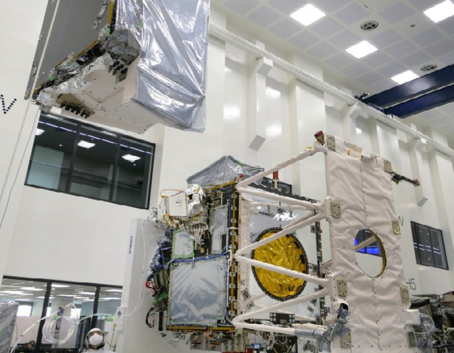 Integración del instrumento Atlid en el satélite EarthCare. Foto Airbus