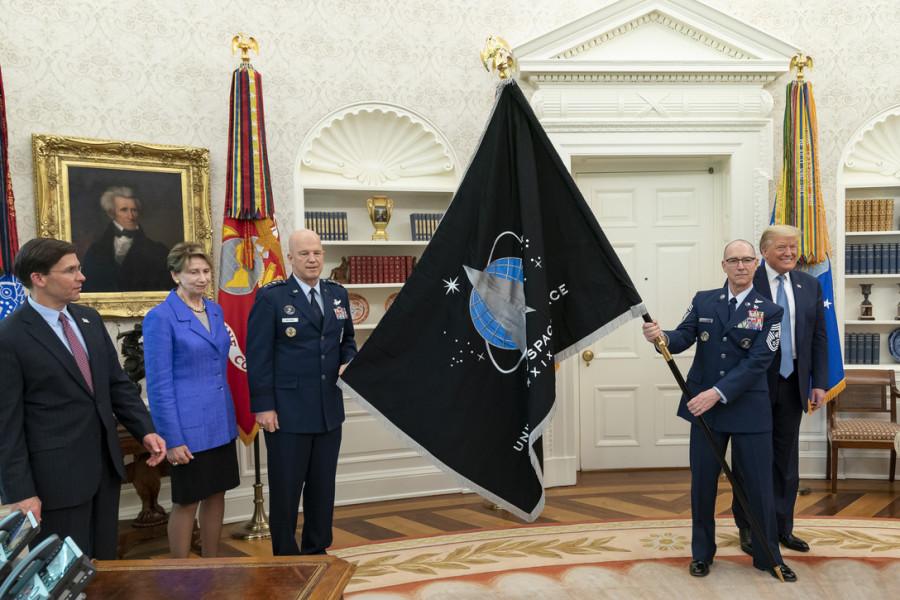 Comando de la Fuerza Espacial de EEUU junto al presidente Trump. Foto Space Force