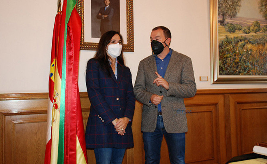 El presidente de la Diputación de Zamora, Francisco Requejo, y la directora de comunicación de Eurona, Cristina Amor. Foto Eurona