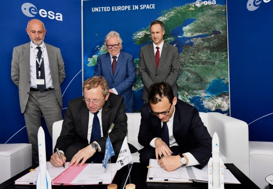 Firma del contrato de lanzamiento. Foto ESA.
