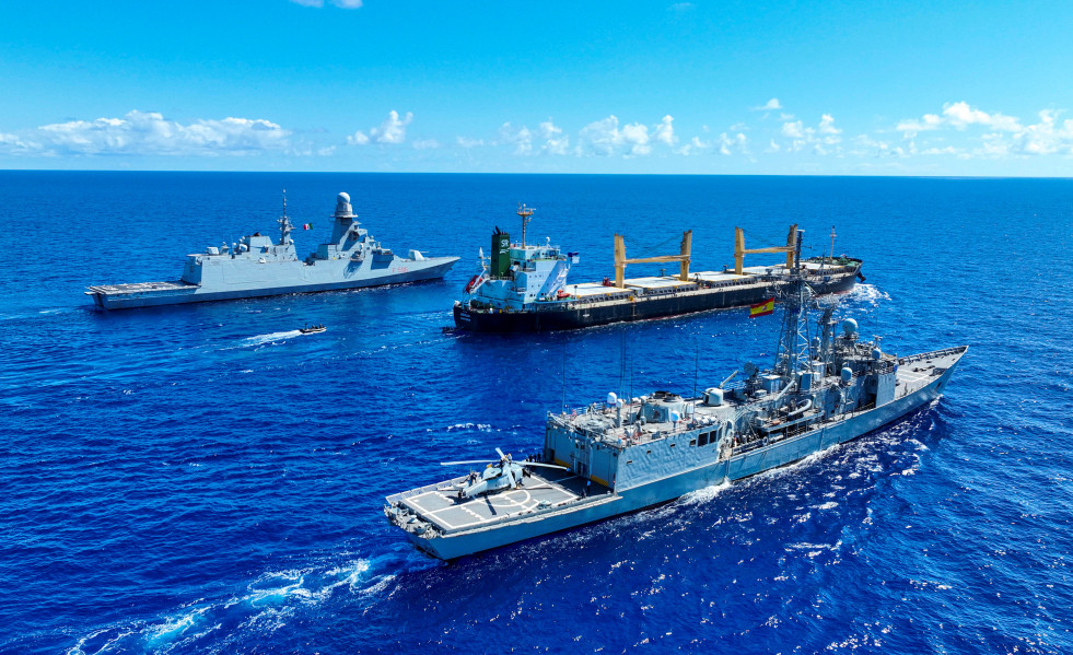 ​La fragata Canarias y efectivos de la FGNE asisten a un barco secuestrado por piratas en aguas de Somalia