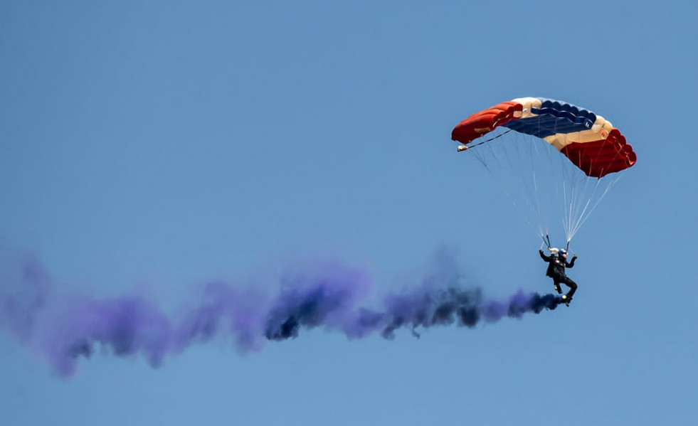 Los paracaidistas de los 'Boinas Azules' protagonizaron los shows aéreos en Fidae 2024