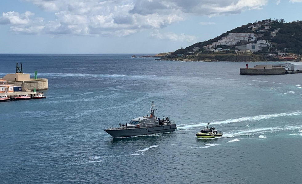 El patrullero Isla de León y el USV Vendaval navegan juntos en las aguas de Ceuta