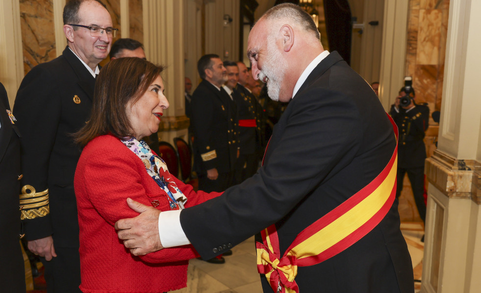 Robles entrega la Gran Cruz al Mérito Naval a cinco altos oficiales de la Armada y al chef José Andrés