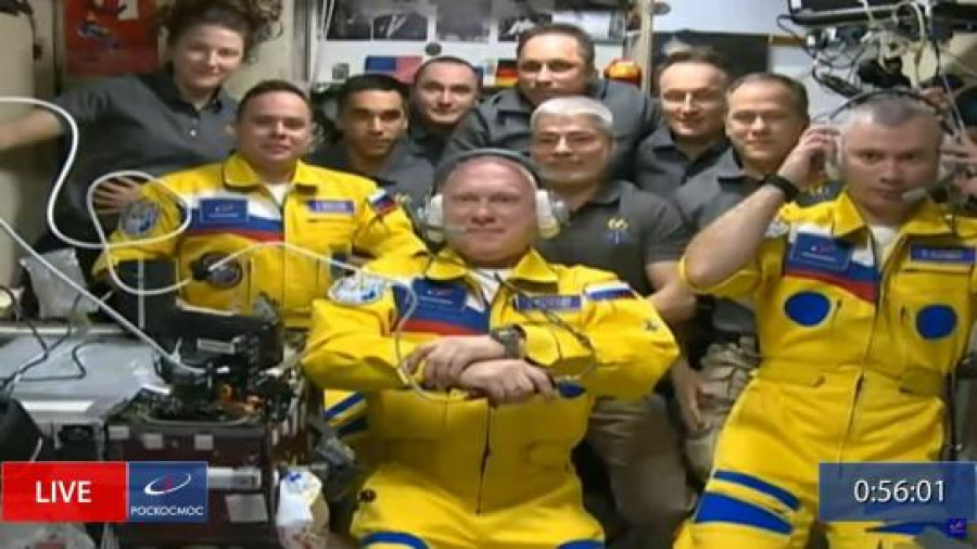 Los tres astronautas rusos y la tripulación de la ISS