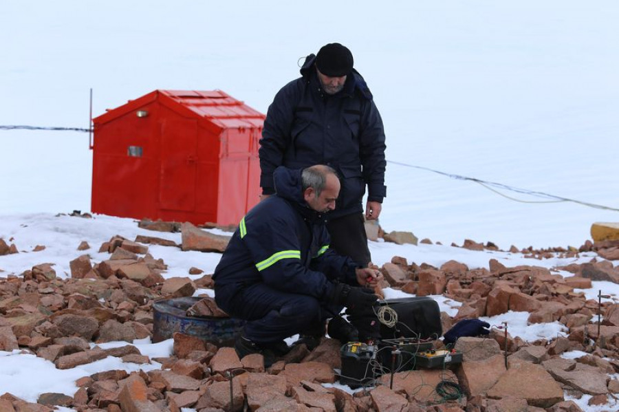 Profesionales realizan estudio geotécnico en la Antártida. Foto Cocoantar.