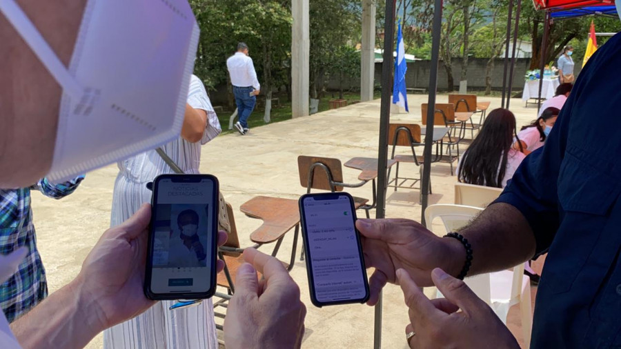Instalación de los dispositivos en Honduras. Foto Hispasat.
