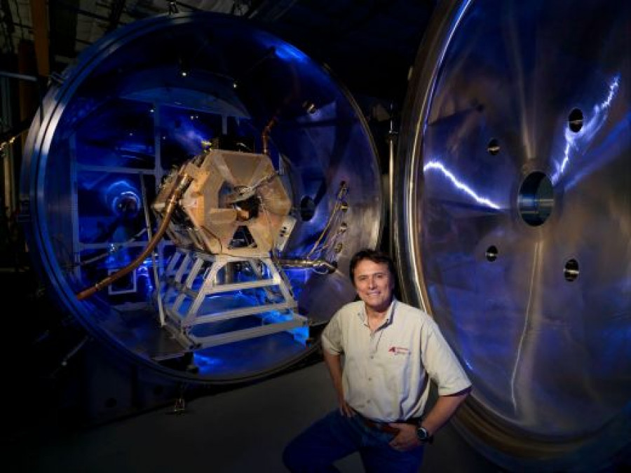 El exastronauta Franklin Chang Díaz frente a su revolucionaria creación del motor de plasma VASIMR®. Foto Ad Astra Rocket Company.