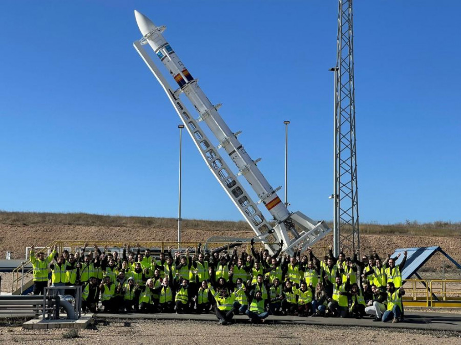 Equipo de PLD Space con el Miura 1. Foto PLD Space.