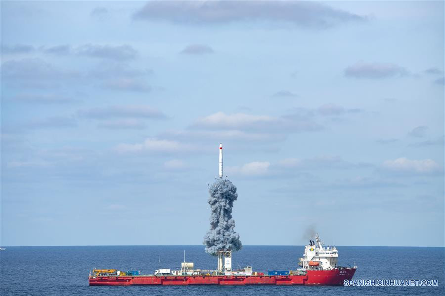 Lanzamiento del Long March-11 desde una plataforma marítima. Foto Xinhua