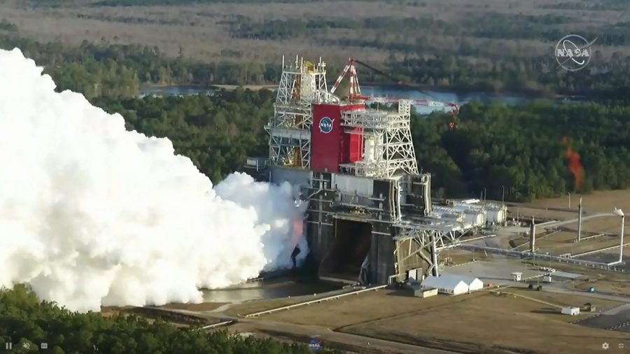 Primera prueba de fuego caliente realizada a los motores del SLS. Foto NASA