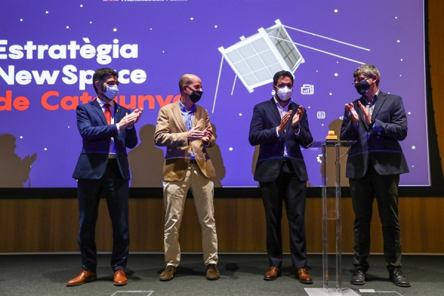 Firma de los contratos de construcción de los nanosatélites. Foto Generalitat de Catalunya