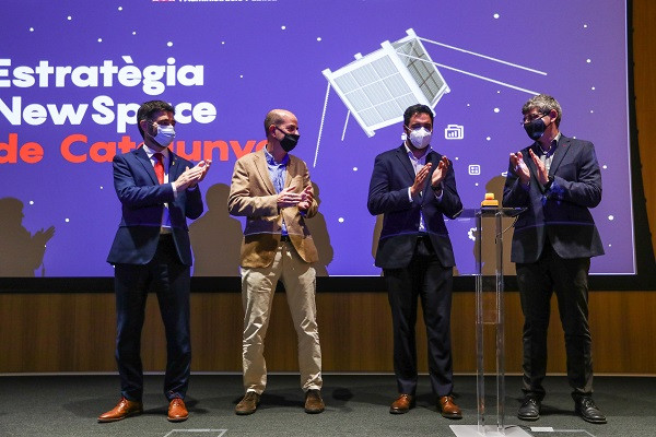 Firma de los contratos de construcción de los nanosatélites. Foto Generalitat de Catalunya