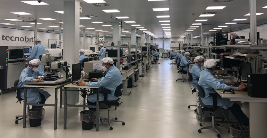 Área limpia de tarjetas electrónicas en la sede de Tecnobit. Foto Tecnobit