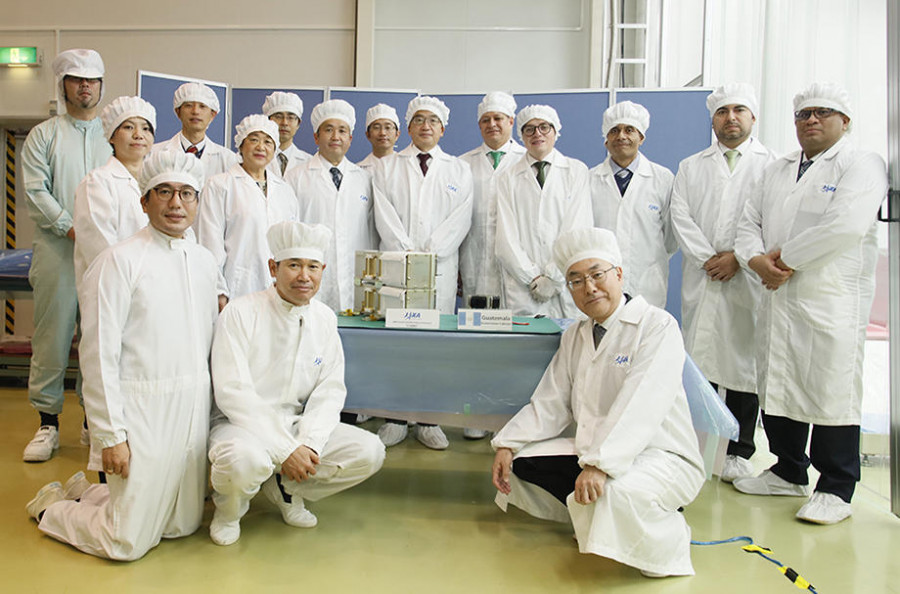 Preparativos en Tierra de los equipos guatemaltecos y japoneses. Foto JAXA.