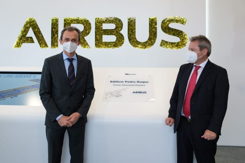 El ministro Duque junto al responsable de airbus España, Alberto Gutiérrez. Foto RRSS Alberto Gutiérrez
