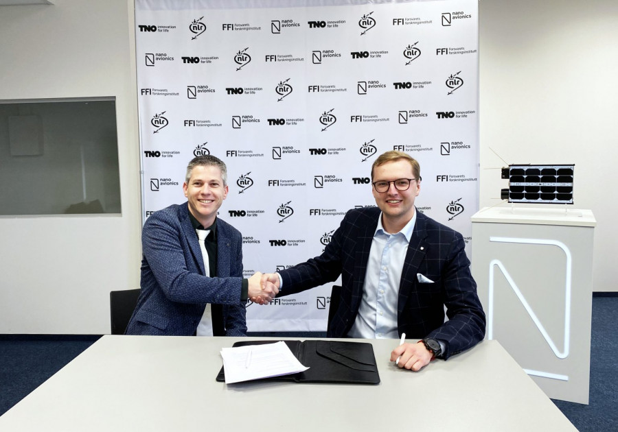 Firma del acuerdo. Foto Nanoavionics.
