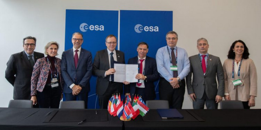 Firma del acuerdo. Foto ESA.