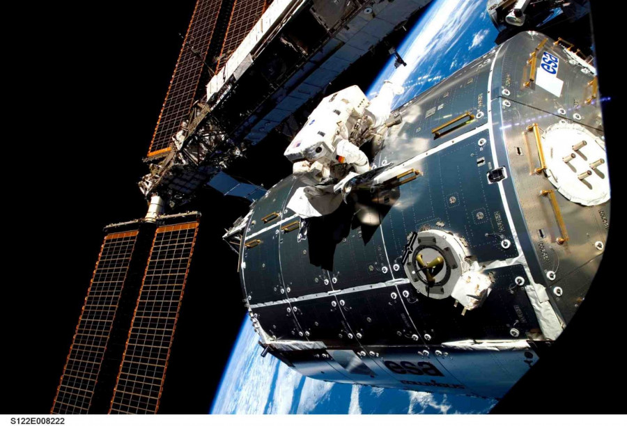Astronauta trabaja sobre el laboratorio Columbus de la ISS. Foto Airbus