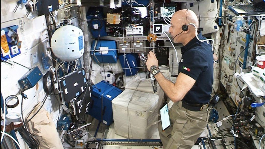 El astronauta de la ESA Luca Parmitano interactúa con el Cimon-2. Foto Airbus