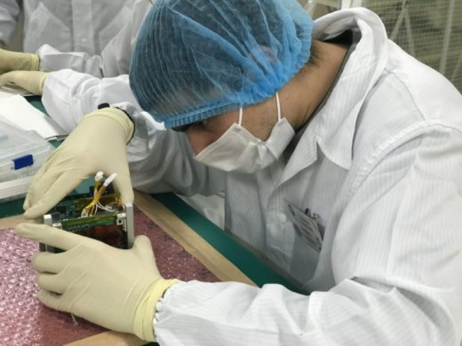 Proceso de ensamblado del satelite Guaranisat-1 Foto Nanosats.eu