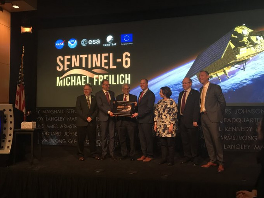 Ceremonia de renombramiento del satélite. Foto ESA.