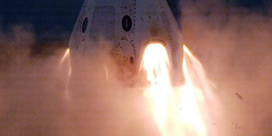 Encendido de los motores de Crew Dragon. Foto SpaceX.