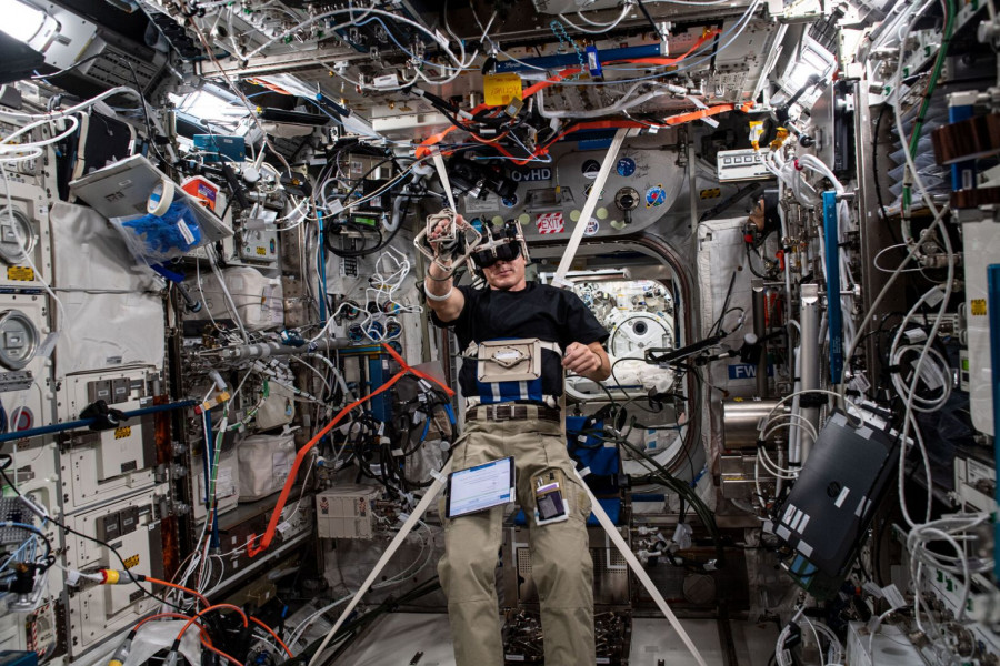 Astronauta realizando el experimento Grasp en la ISS. Foto ESA