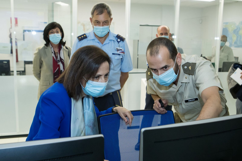 La ministra de Defensa, Margarita Robles, durante su visita al Cesarob. Foto Cesarob