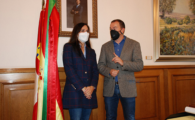 El presidente de la Diputación de Zamora, Francisco Requejo, y la directora de comunicación de Eurona, Cristina Amor. Foto Eurona