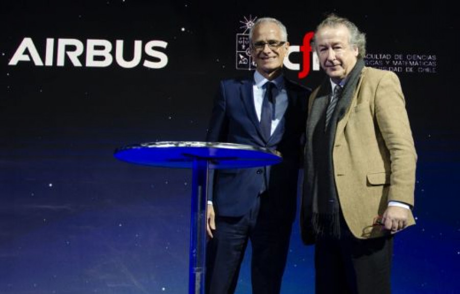 El director de Airbus Defence and Space, Christophe Roux, y el decano de la Fcfm, Francisco Martínez. Foto Airbus