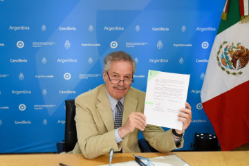 El canciller argentino, Felipe Solá, tras la firma del acuerdo. Foto Cancillería argentina