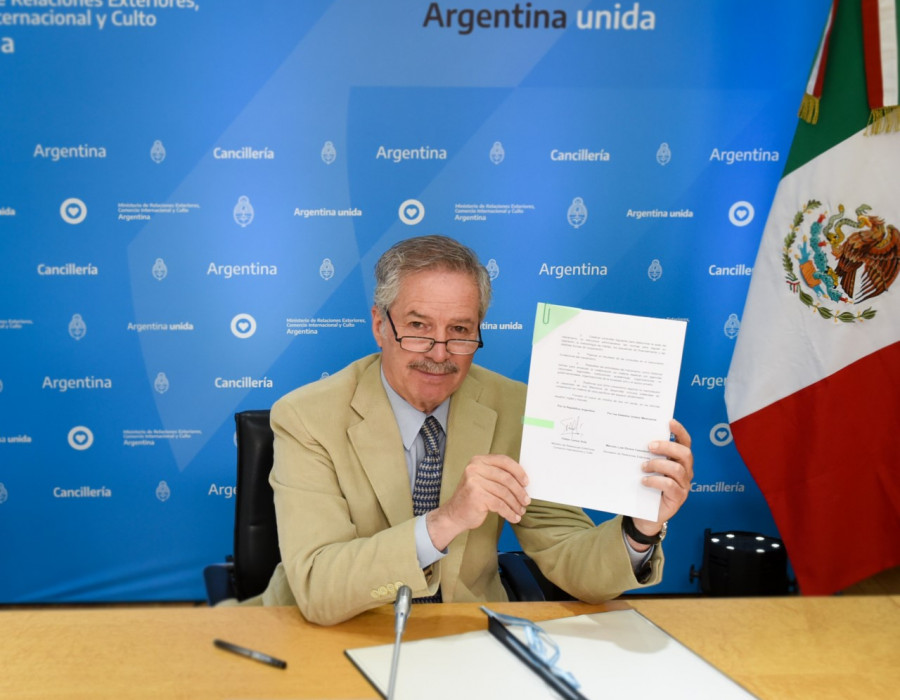 El canciller argentino, Felipe Solá, tras la firma del acuerdo. Foto Cancillería argentina