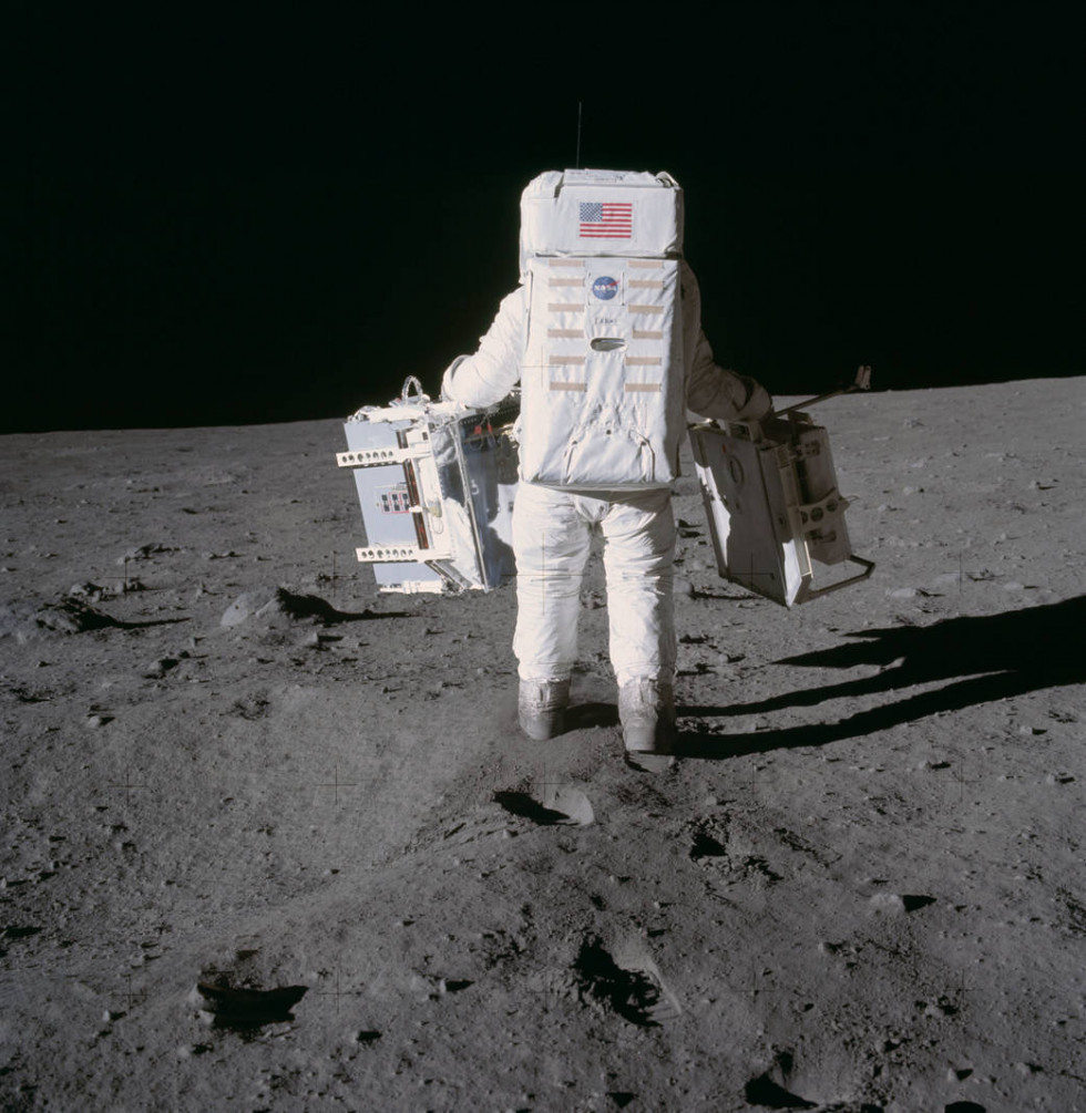 Aldrin realizando experimentos en la Luna. Foto NASA.