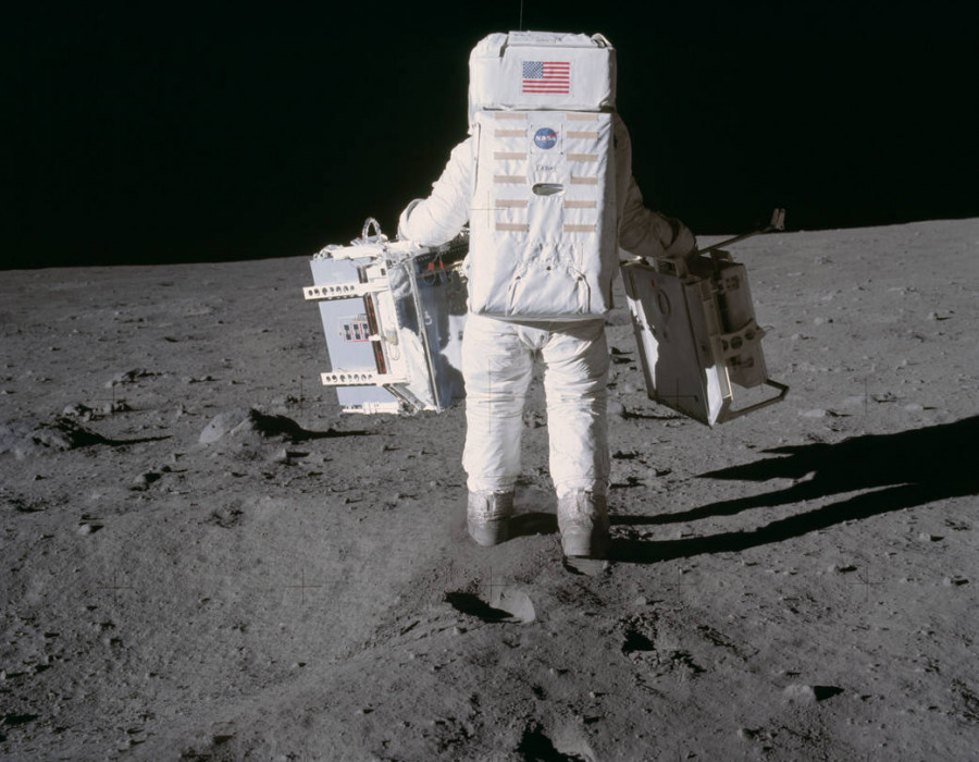 Aldrin realizando experimentos en la Luna. Foto NASA.
