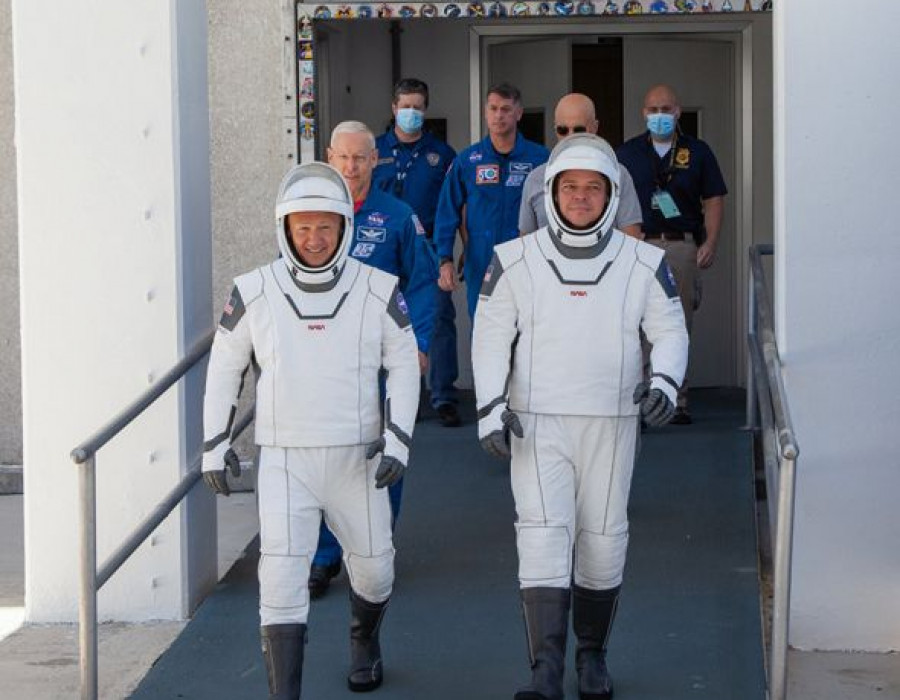 Los astronautas Doug Hurley y Bob Behnken durante el ensayo general. Foto NASA