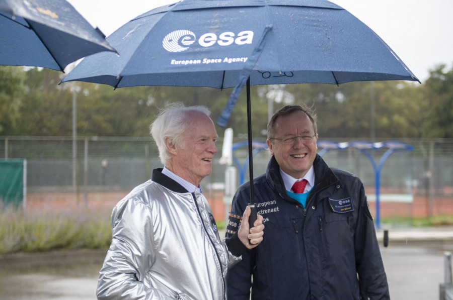 El director de la ESA y el astronauta del Apolo 9. Foto ESA.