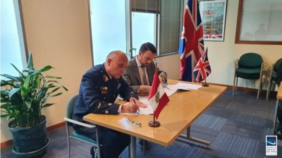 Firma del convenio entre Conida y la Agencia Espacial del Reino Unido. Foto Conida.