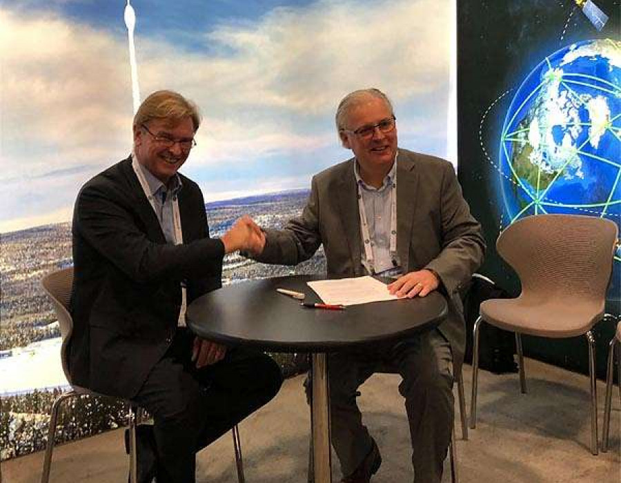 Firma del acuerdo. Foto DLR.