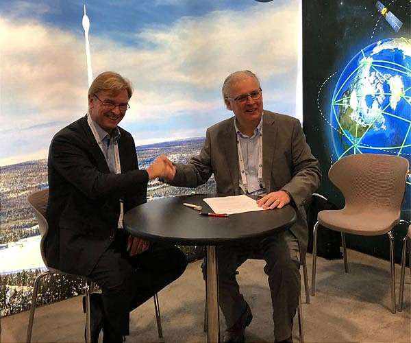 Firma del acuerdo. Foto DLR.