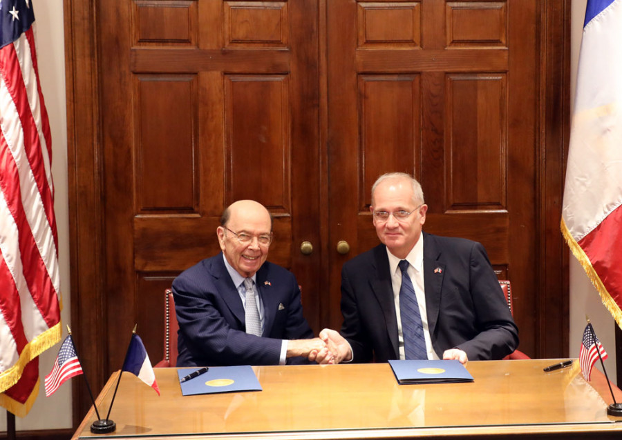 Jean-Yves Le Gall y Wilbur Ross. Foto CNES.