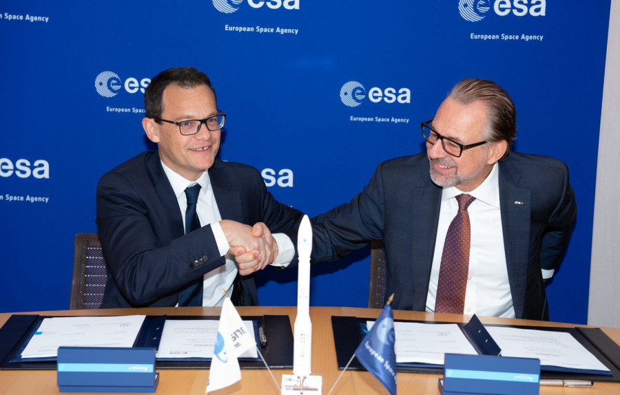 Firma del acuerdo. Foto ESA.