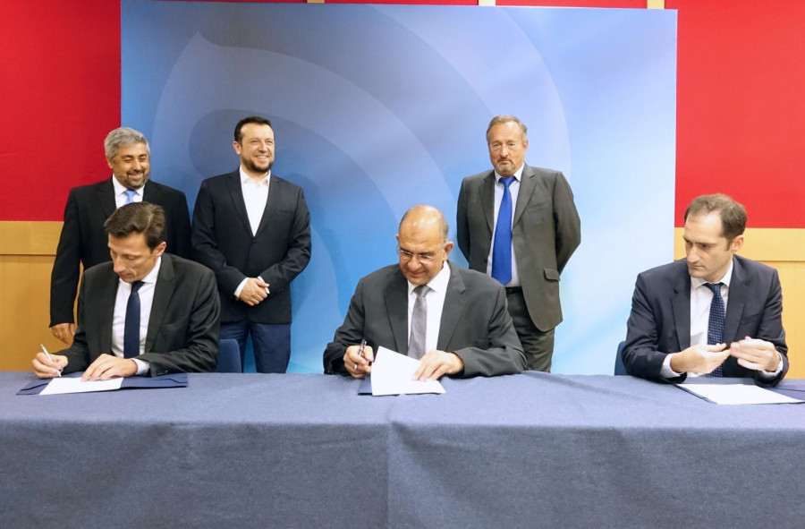 Firma del acuerdo. Foto HSA.