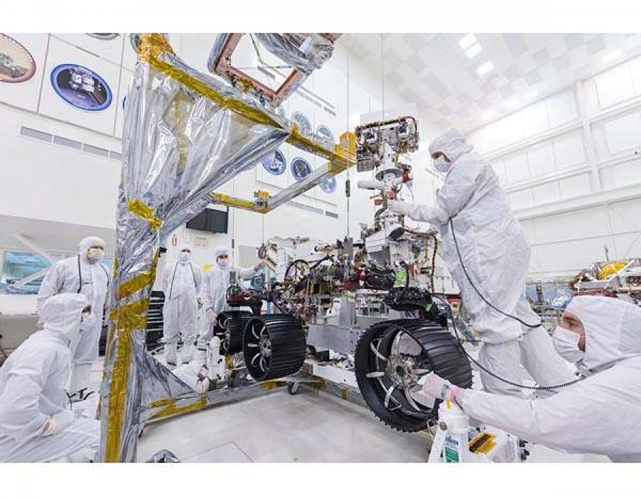 Instalación de las ruedas en JPL. Foto NASA.