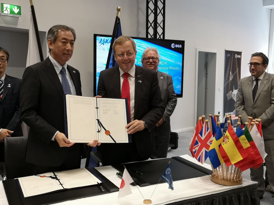 Firma del acuerdo. Foto ESA.