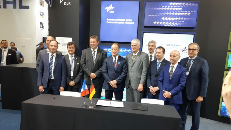Firma del acuerdo. Foto Thales Alenia Space.