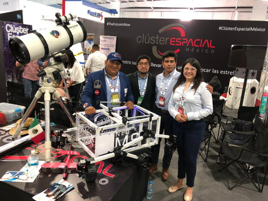 El presidente del Clúster, Esteban Carrera, y su equipo. Foto Clúster Espacial México.