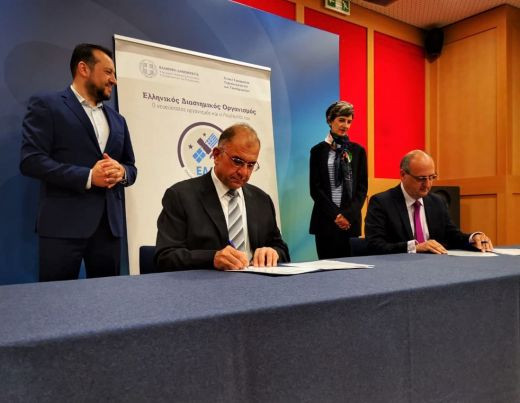 Firma del acuerdo. Foto HSA.