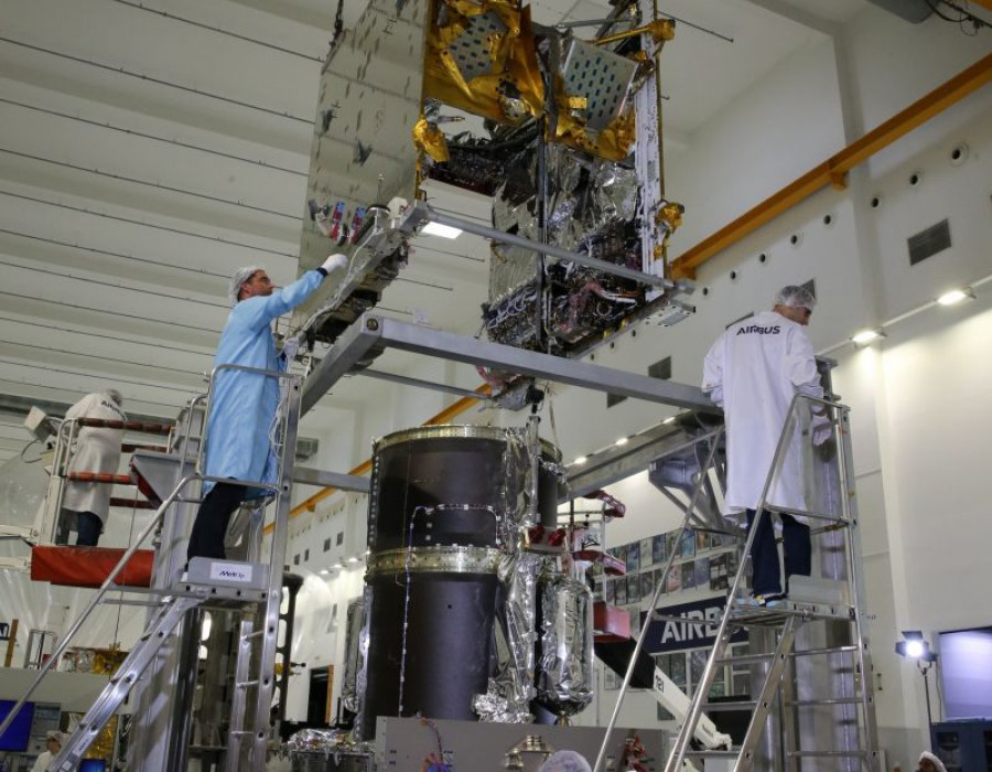 Eutelsat Quantum integrándose. Foto ESA.